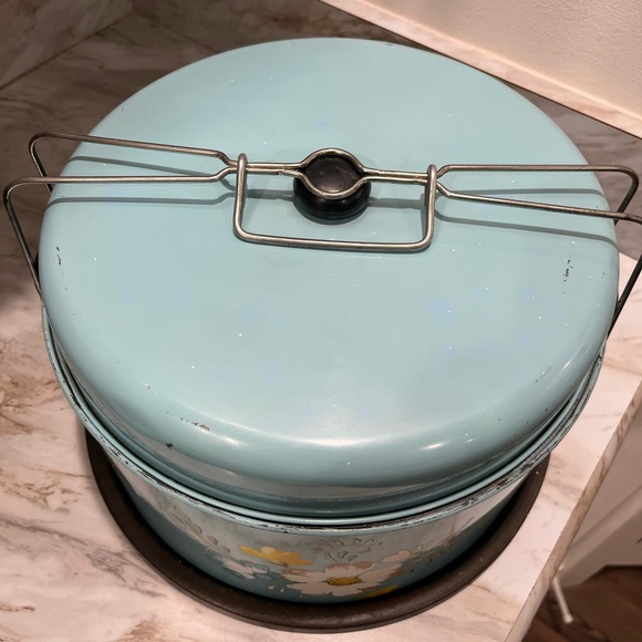 Vintage Metal Cake Carrier - Picture 2 of 3